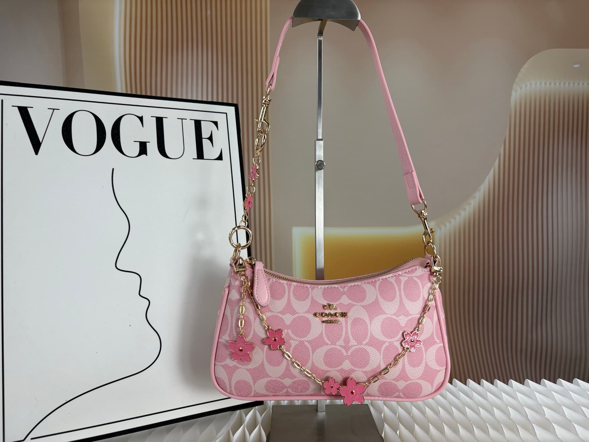 Sac bandoulière Coach tendance, petit format, style oreiller, texture haut de gamme et polyvalent