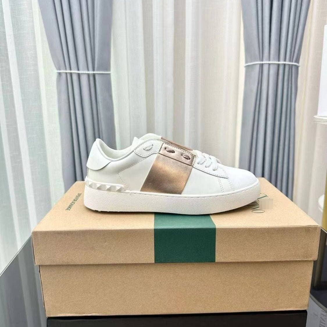 Chaussures plates blanches en cuir Warren pour couple, collection Four Seasons 2025, style planche à roulettes, rivets, style décontracté de luxe
