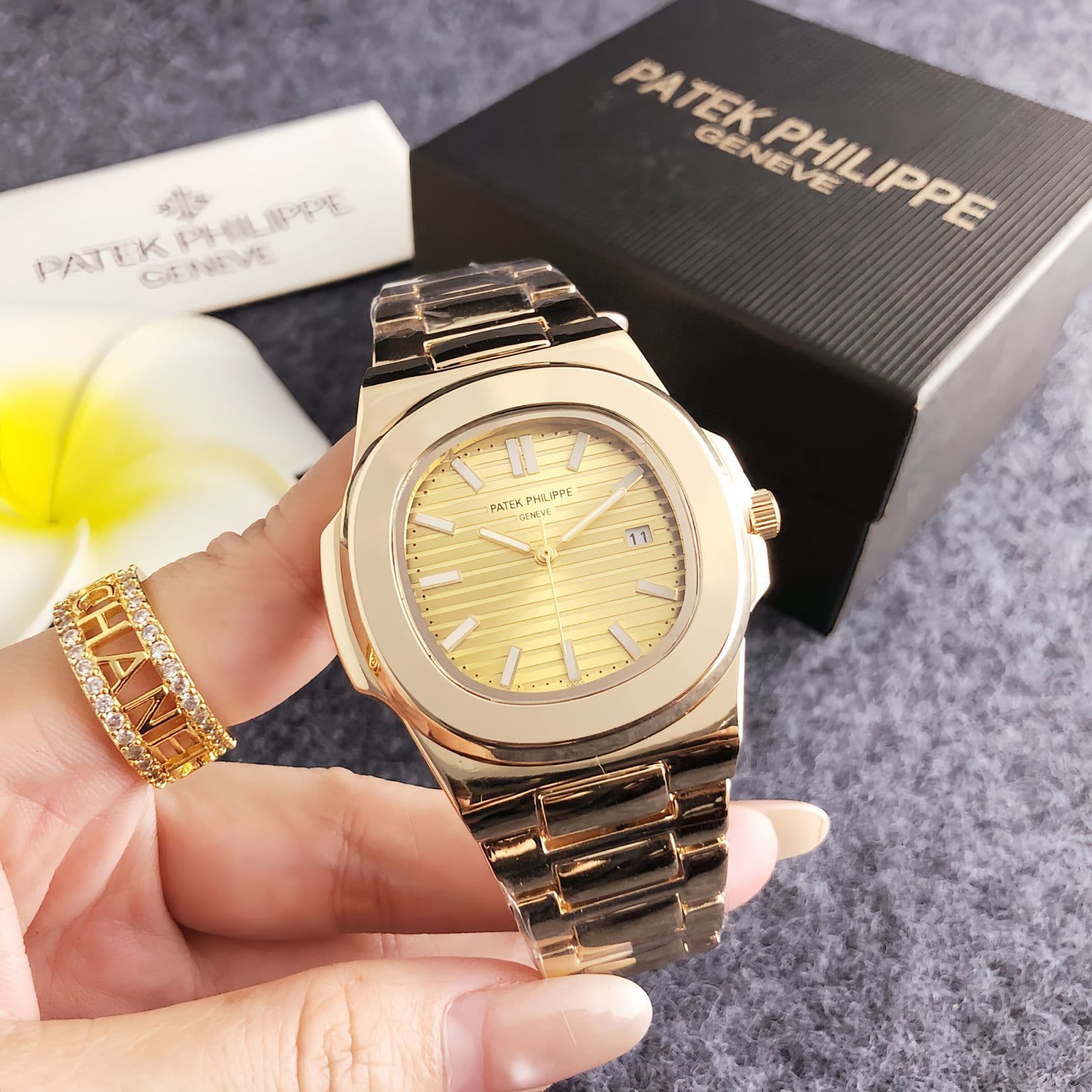 Montre homme tendance, élégante et polyvalente, avec design lumineux, idéale pour un usage professionnel.