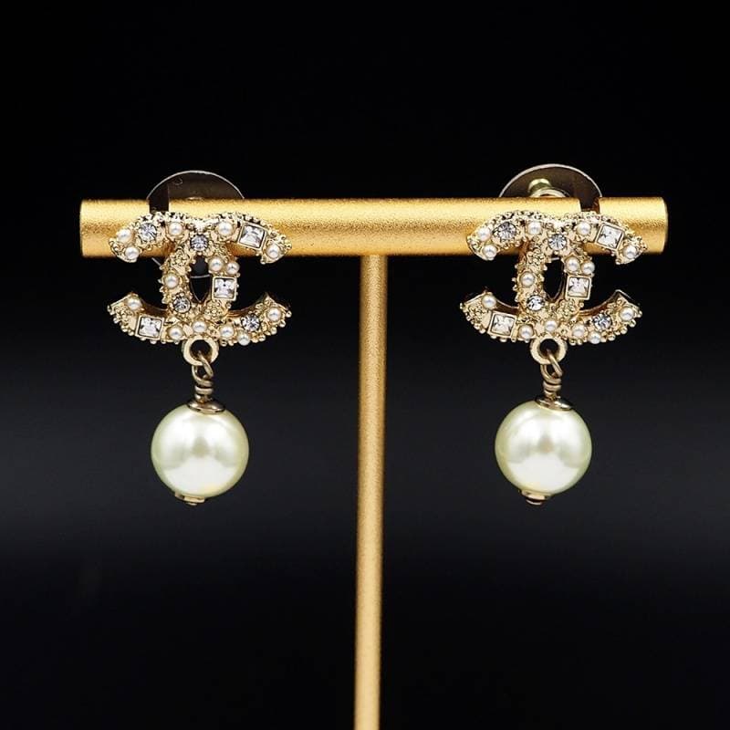 Les boucles d'oreilles à tige classiques ne se démodent jamais et constituent un excellent choix pour un usage quotidien ou comme cadeau.