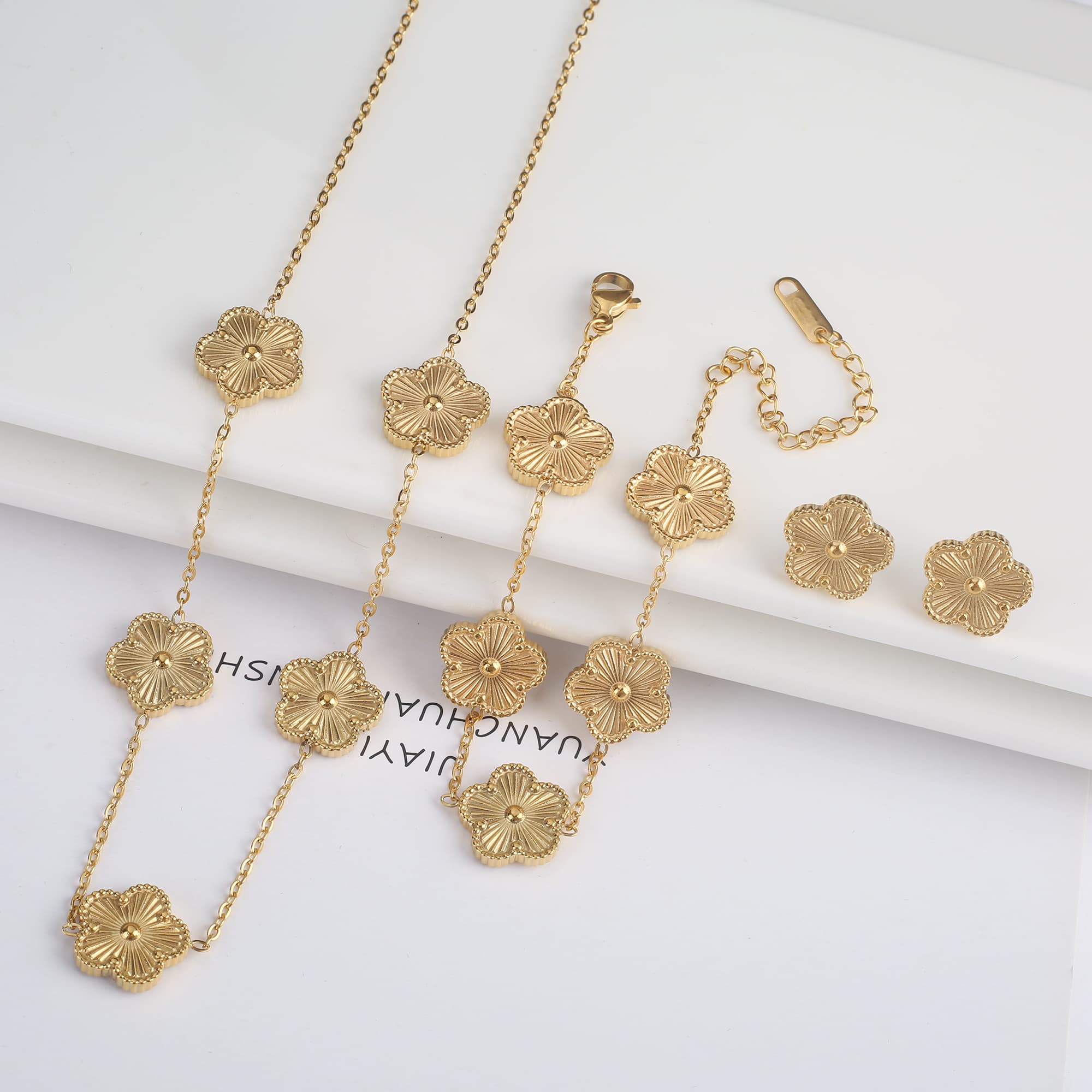 Ensemble de 3 pièces plaqué or 18 carats : collier, boucles d'oreilles et bracelet en forme de fleur à cinq feuilles. Bijou tendance pour femme, i