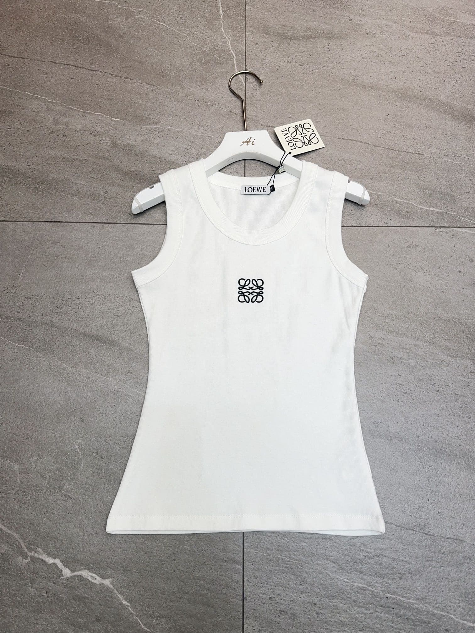 Débardeur Miu en pur coton brodé, collection été 2026, tendance streetwear, coupe slim, élastique et polyvalent.