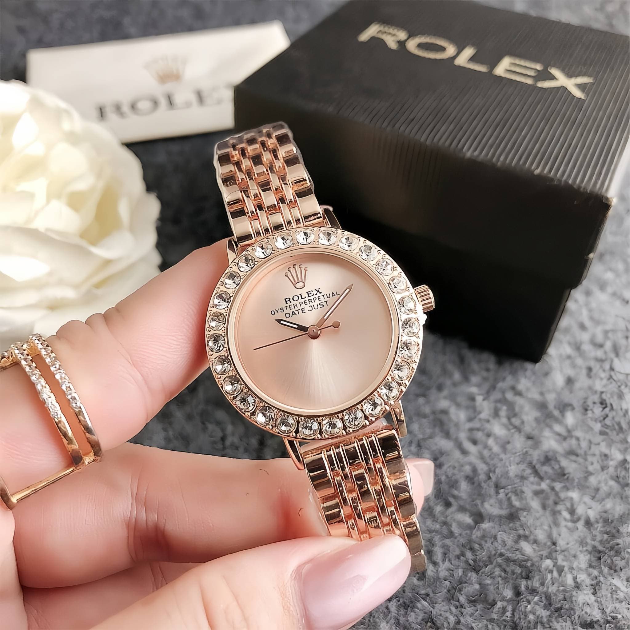 Petite montre femme délicate avec diamants cadran vert montre de marque