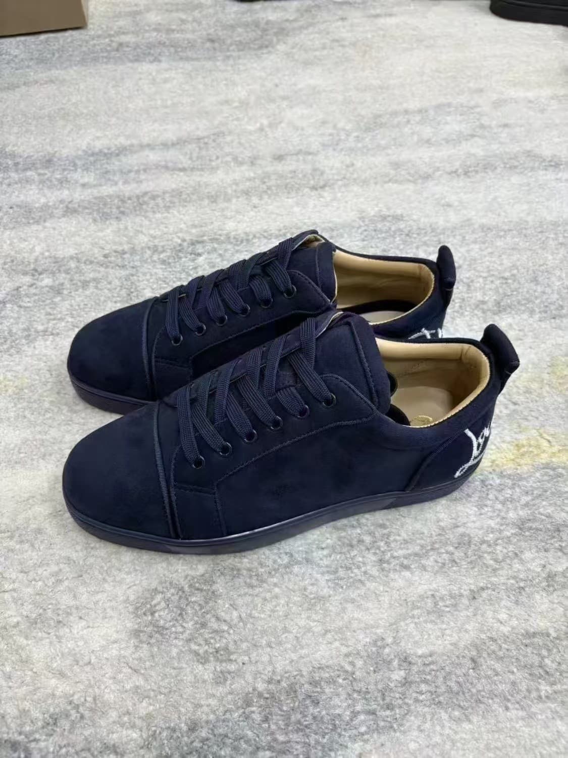 Chaussures pour hommes, ballerines brodées, semelle rouge, baskets tendance et décontractées à clous, blanches, en toile respirante, à lacets