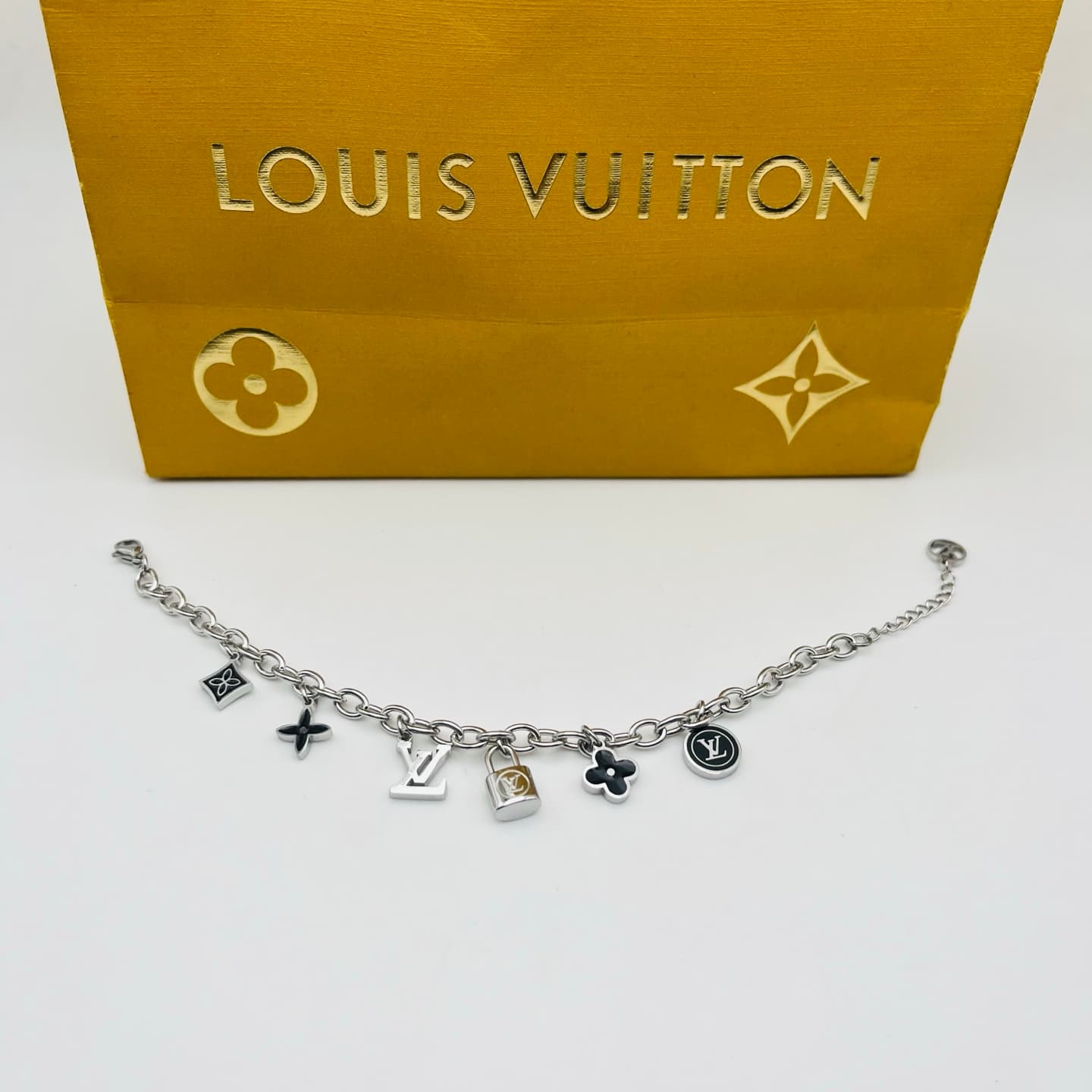 Bracelet LOUIS VUITTON à chaîne de haute qualité. Style identique à celui en boutique : raffiné, tendance, unique et luxueux.