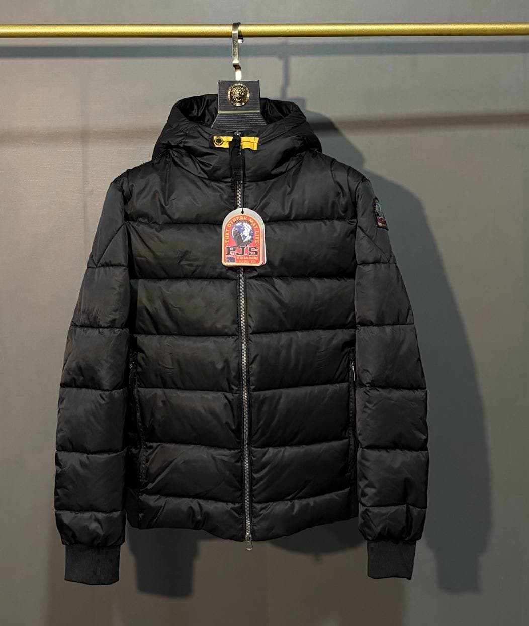 Doudoune légère à capuche matelassée horizontale PJS pour homme, poignets côtelés, coupe-vent, chaude au quotidien.