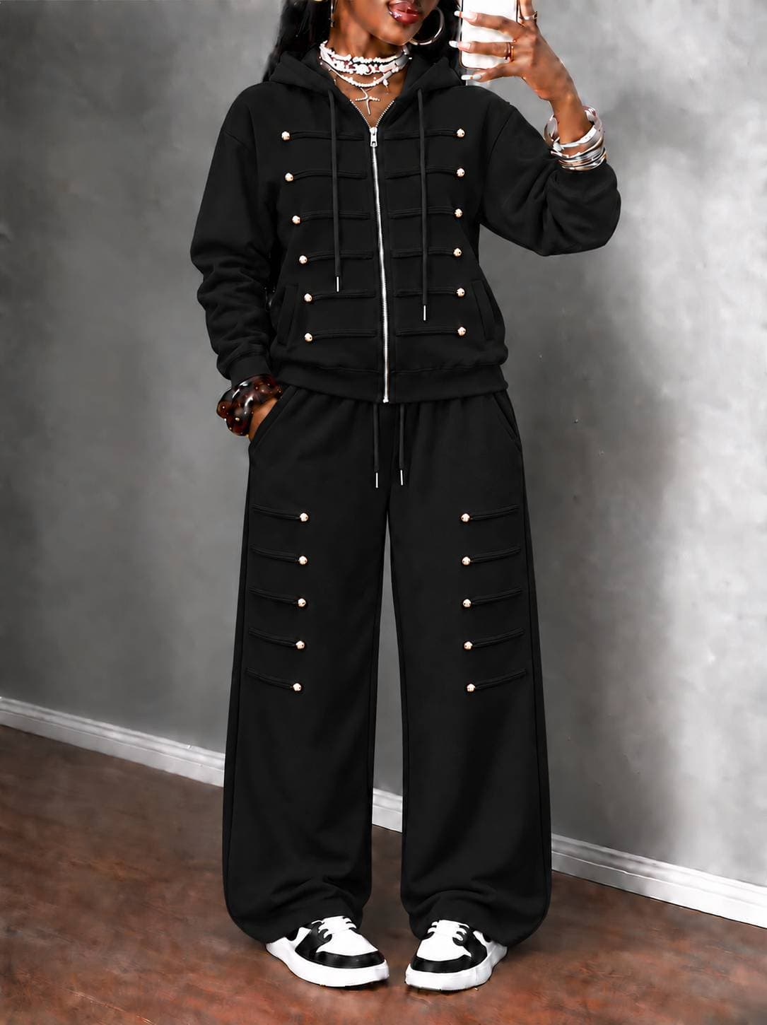 Ensemble deux pièces pour femme, style universitaire, avec sweat à capuche, pantalon large et veste légère.