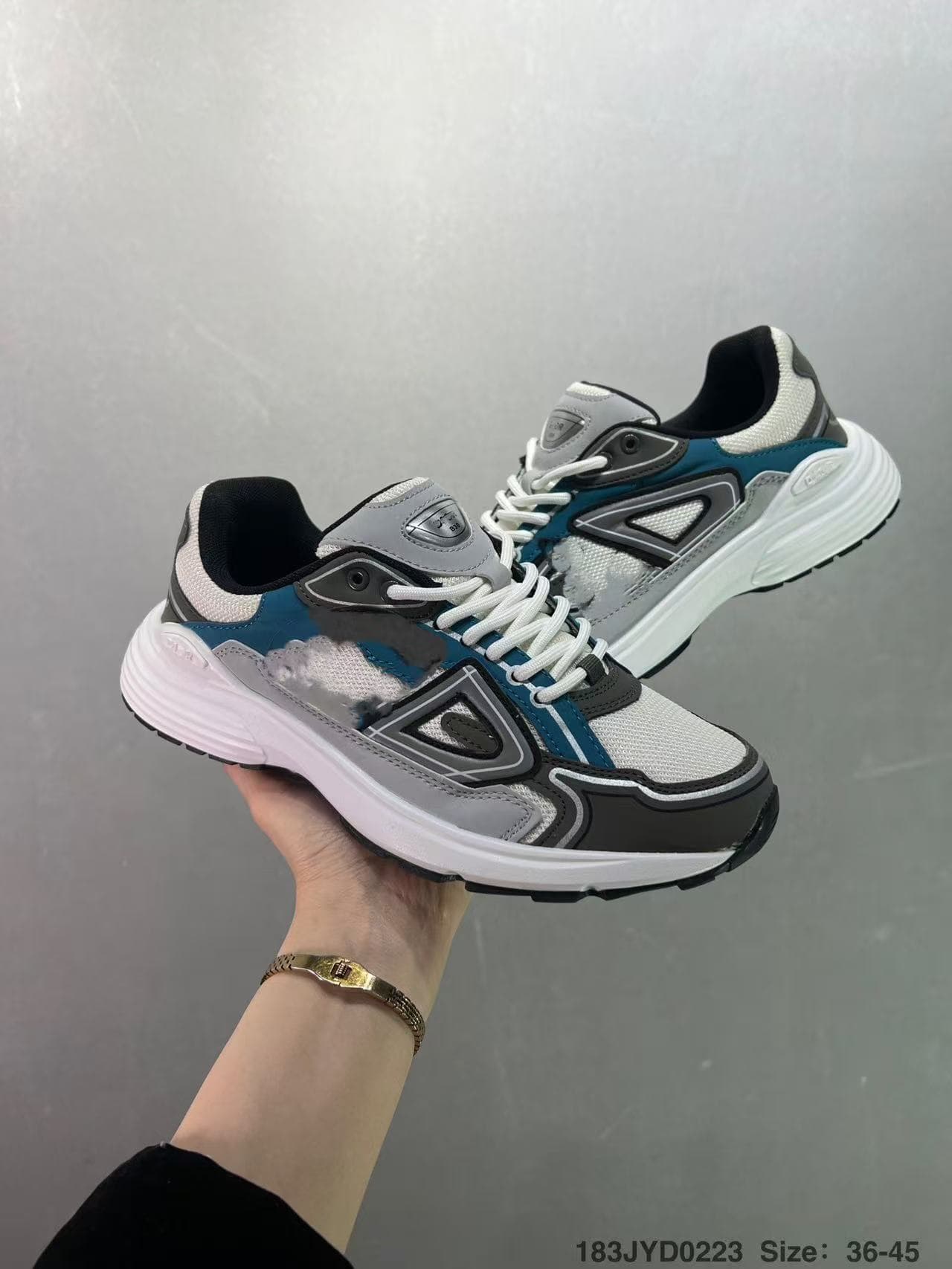 Chaussures de sport basses décontractées à lacets, semelle épaisse et tissu mesh B30, pour hommes et femmes, style « dad shoes ».
