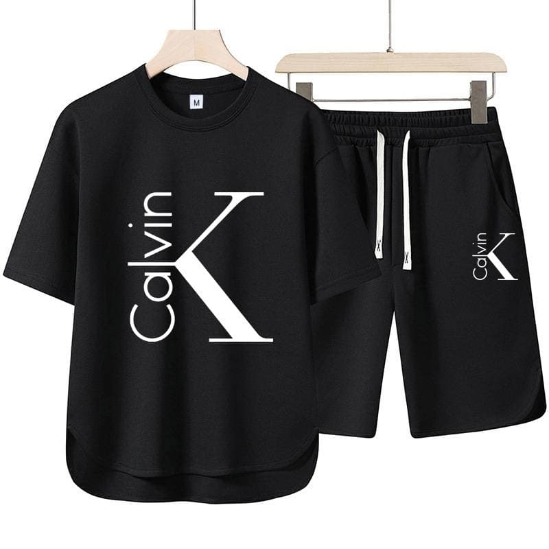 Ensemble deux pièces décontracté et sportif pour femme, composé d'un haut à manches courtes et d'un short confortable.