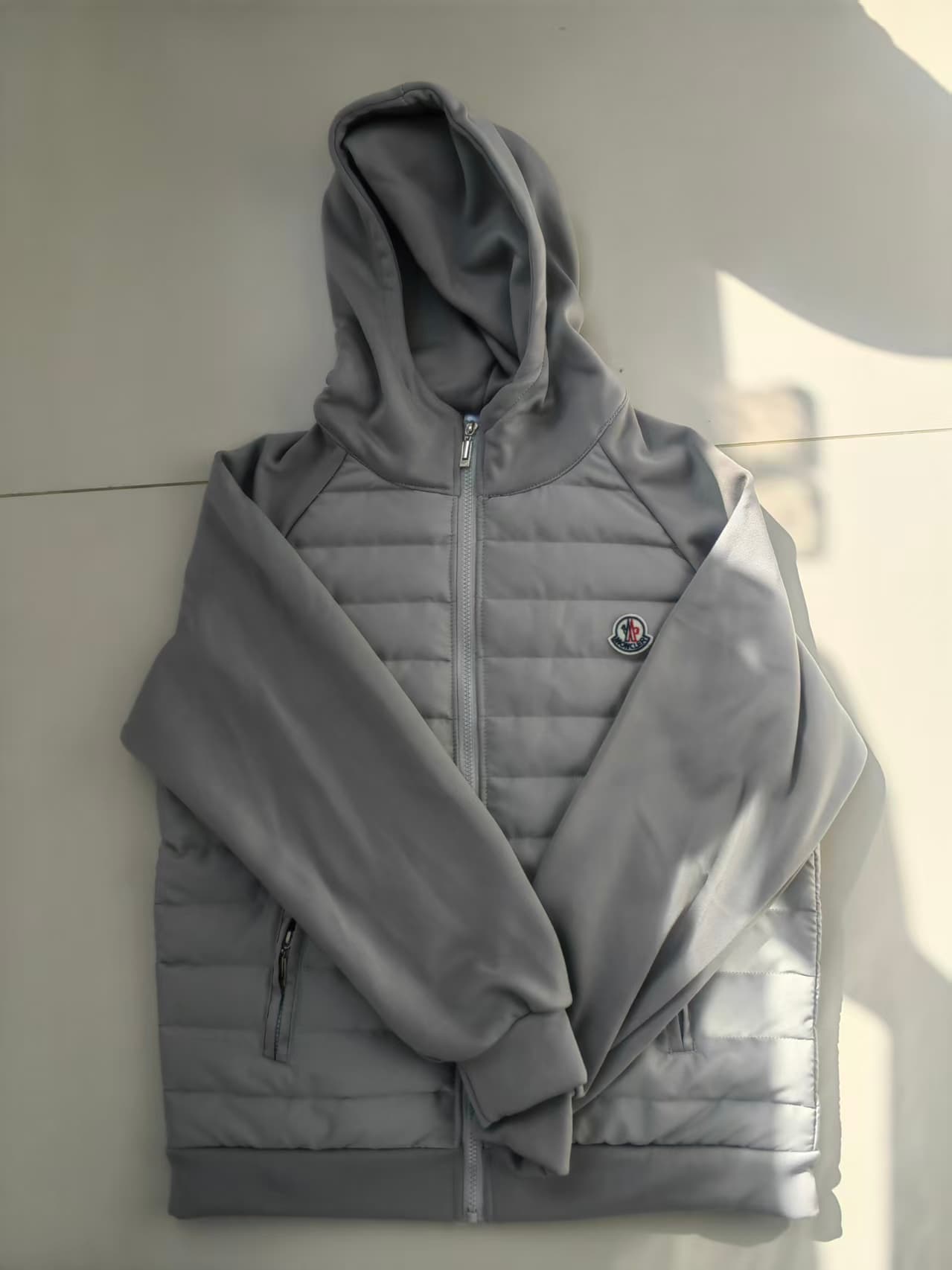 Vêtements pour hommes MONCLER, manteau en coton à capuche, coupe ample et fluide, style décontracté et raffiné, avec petite étiquette et impres