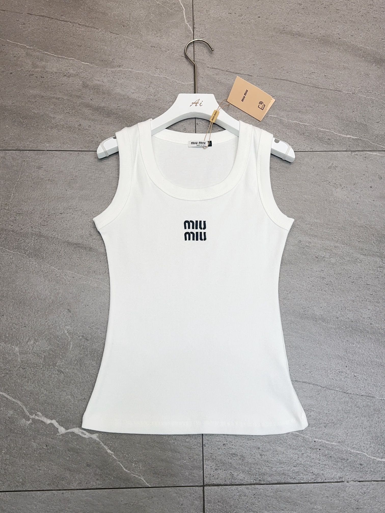 Débardeur Miu en pur coton brodé, collection été 2026, tendance streetwear, coupe slim, élastique et polyvalent.