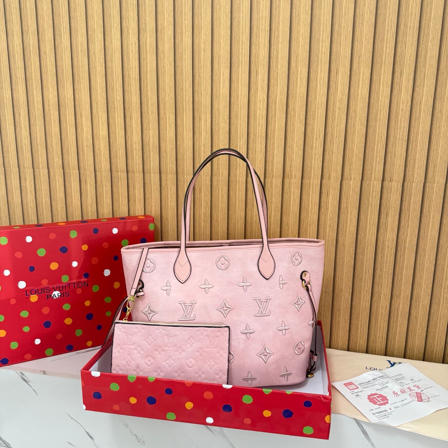Sac cabas Louis Vuitton Neverfull, sac à main vintage de luxe avec bandoulière et poignée supérieure, style classique.