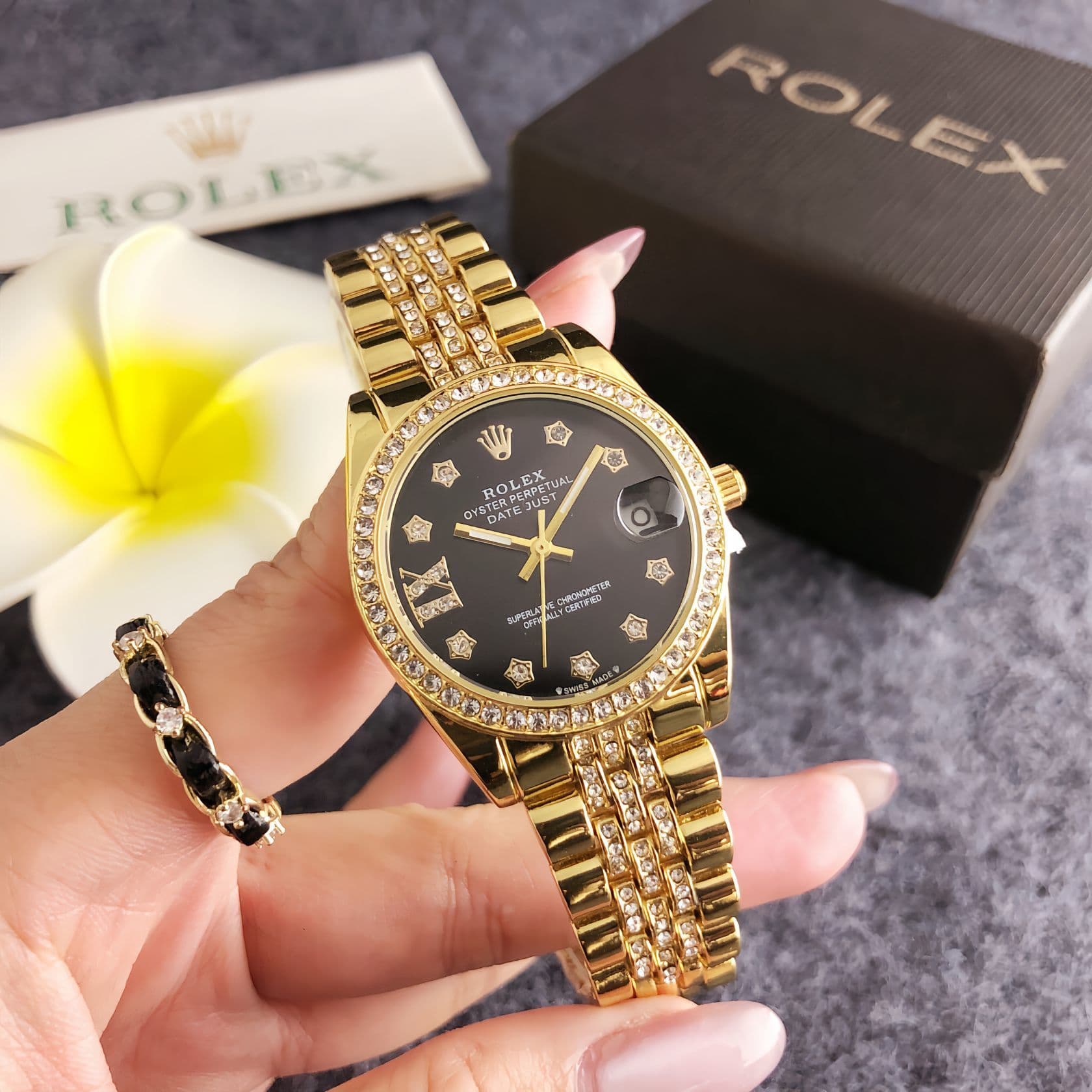 Mode féminine élégante : Montres serties de diamants de créateurs raffinés – à la fois tendance et compactes