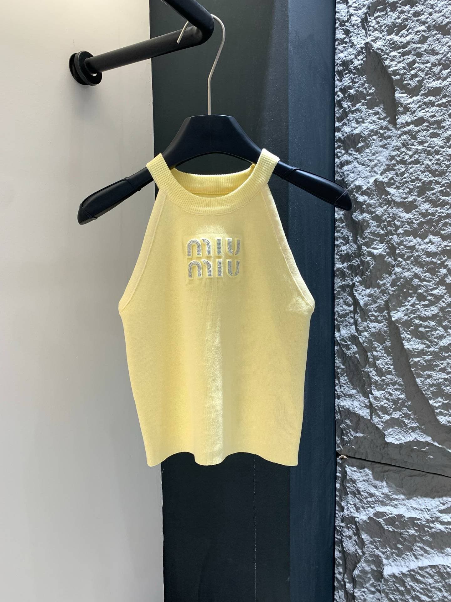Gilet sans manches à bretelles en maille losanges, style sexy et polyvalent, collection été 2026.