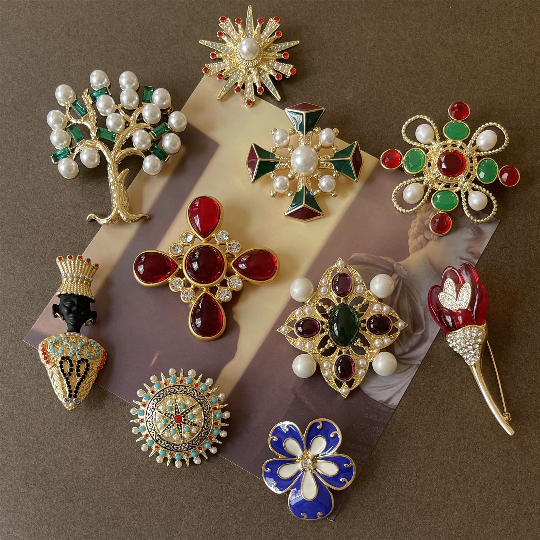 Designer style retro high-end palace antique re engraved colorful women's brooch