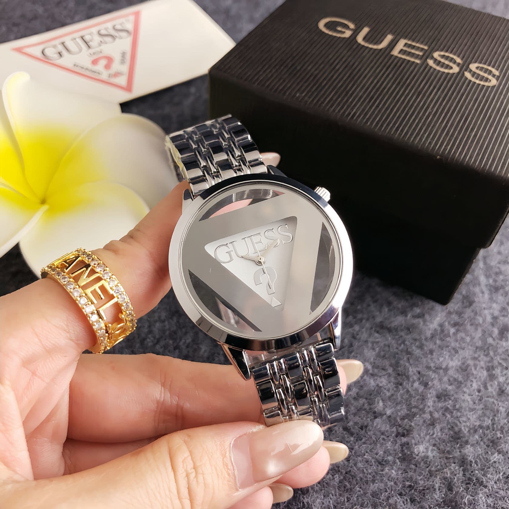 Montre homme élégante à bracelet en acier : Montre polyvalente avec cadran triangulaire