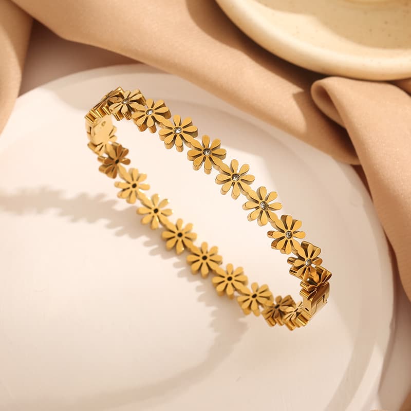Daisy Titanium Steel Bracelet - Minimalist Floral Design (Light Luxury, Women's Summer Jewelry)