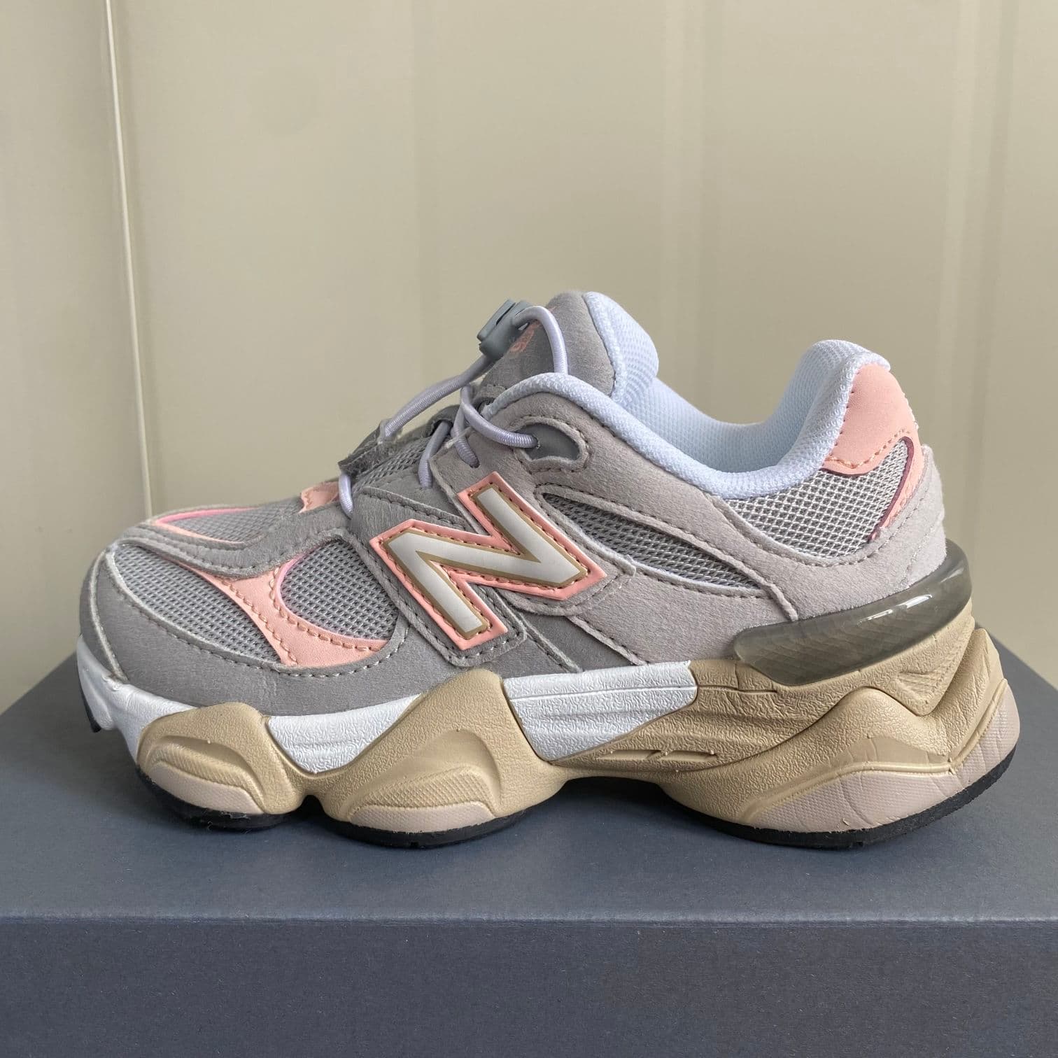 Baskets tendance pour enfants avec lettre N, style décontracté, multicolores, en maille.