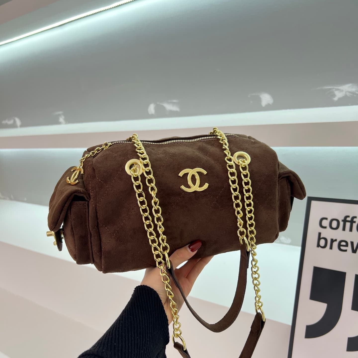 Sac bandoulière à chaîne au design moderne et élégant pour femme, idéal pour les voyages et le shopping.