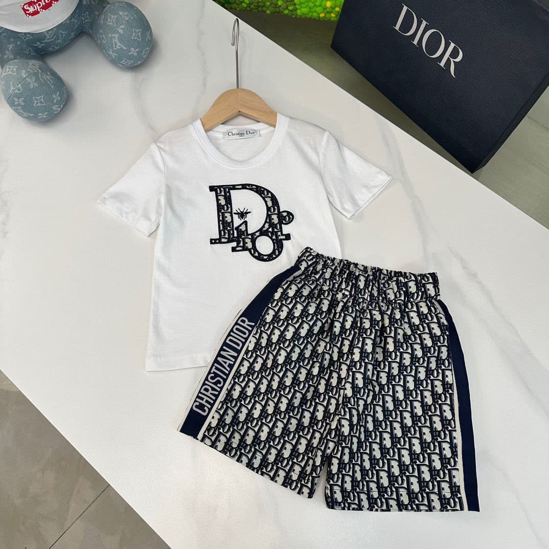 Ensemble deux pièces à manches courtes et pull alphabet Mother&kids pour garçons, élégant et tendance, pour enfants de petite et moyenne taille.