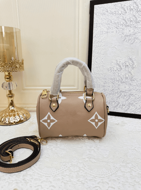 Sac Boston miniature style floral vintage éclectique, idéal pour les jeunes femmes et les débutantes à la recherche d'un luxe léger pour leurs s