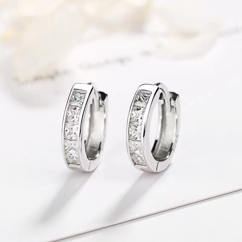 Square diamond zircon earrings, fashionable and shining diamond circle earrings, trendy and cool style, single earrings, square diamond zircon