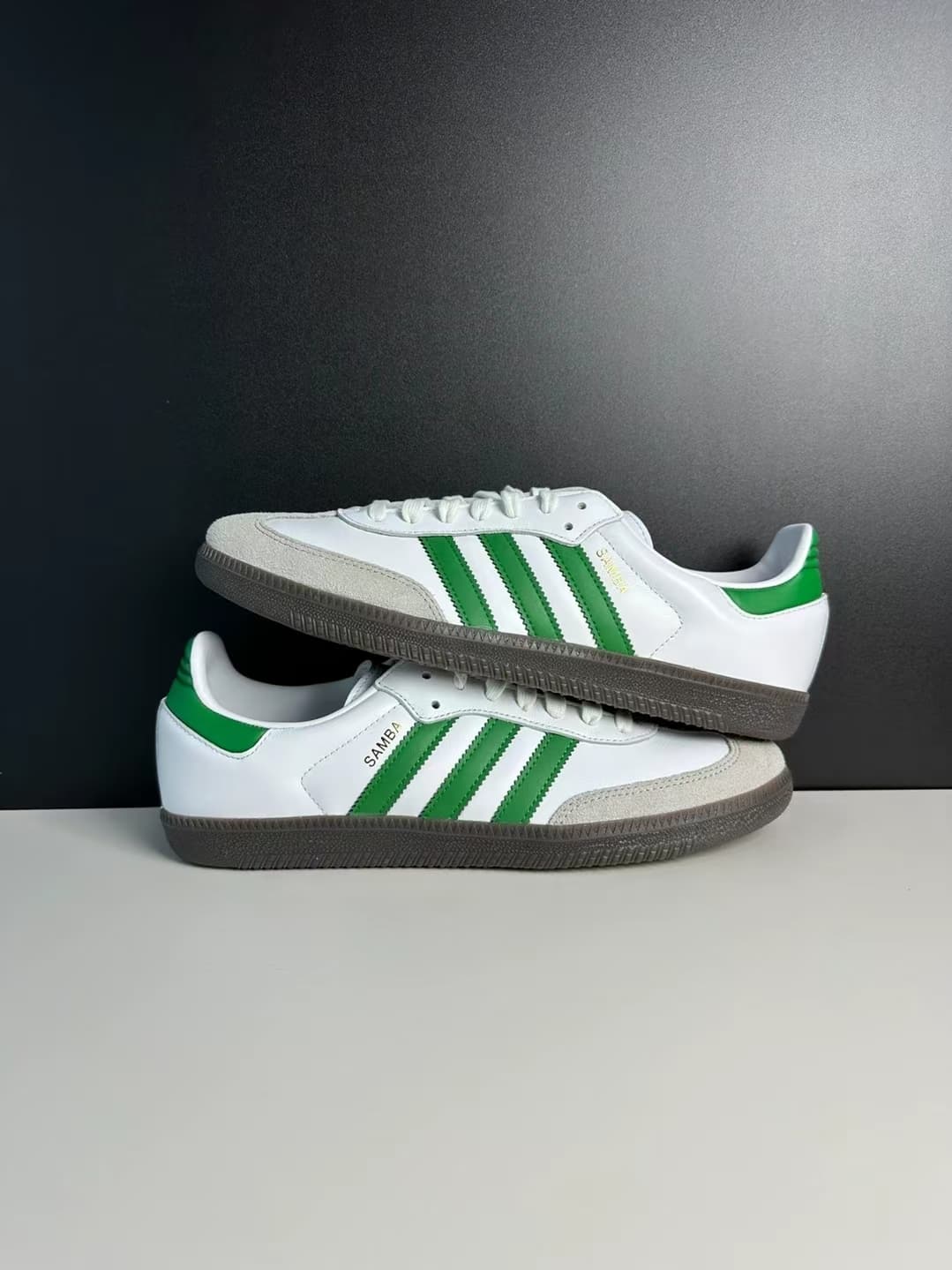 Baskets rétro unisexes Adias Originals Samba OG, chaussures à lacets en cuir blanc et noir, style streetwear classique avec semelle extérieure en