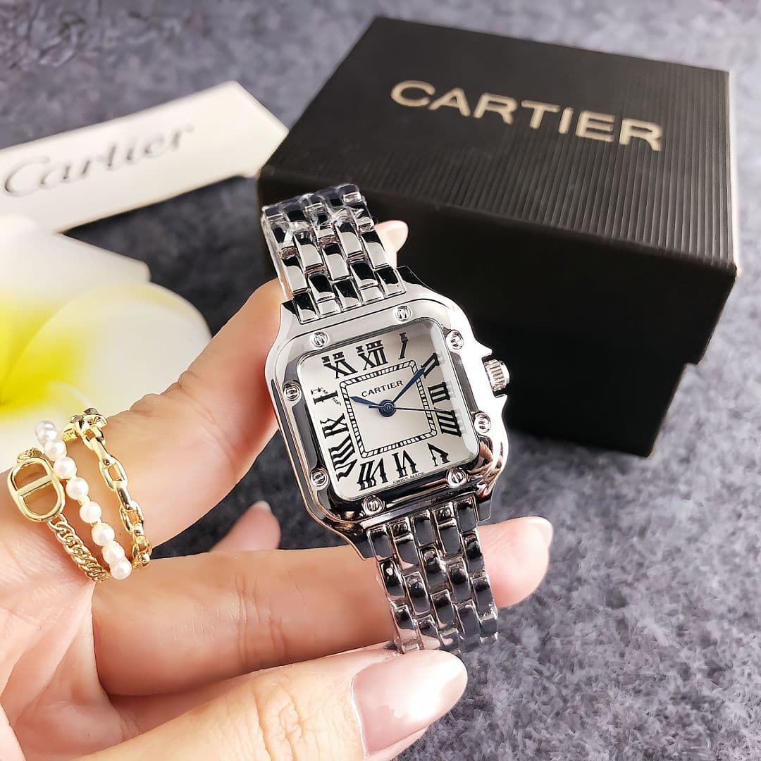 Montre femme élégante et compacte de forme carrée au design unique