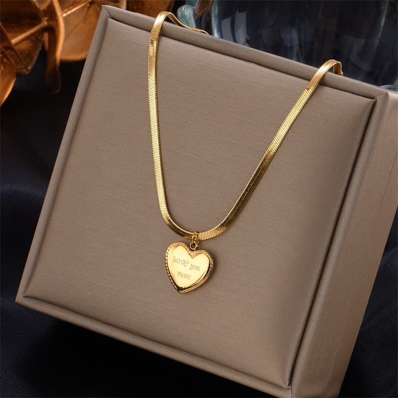 European and American fashion niche design love heart pendant titanium steel clavicle chain simple and versatile high-end snake chain necklace