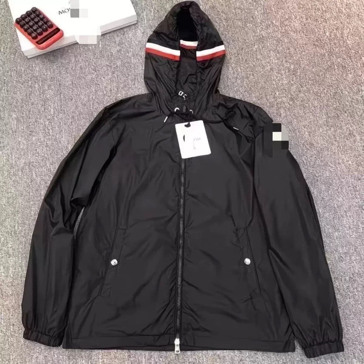 Trench-coat léger et ample à capuche zippé, collection printemps-été 2026 pour homme.
