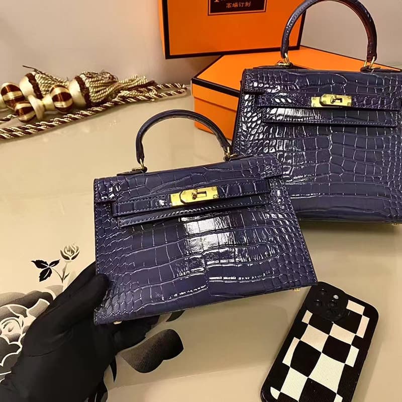 Sac à main Mini Kelly de deuxième génération en cuir véritable à motif crocodile pour femme (collection 2026), porté épaule.