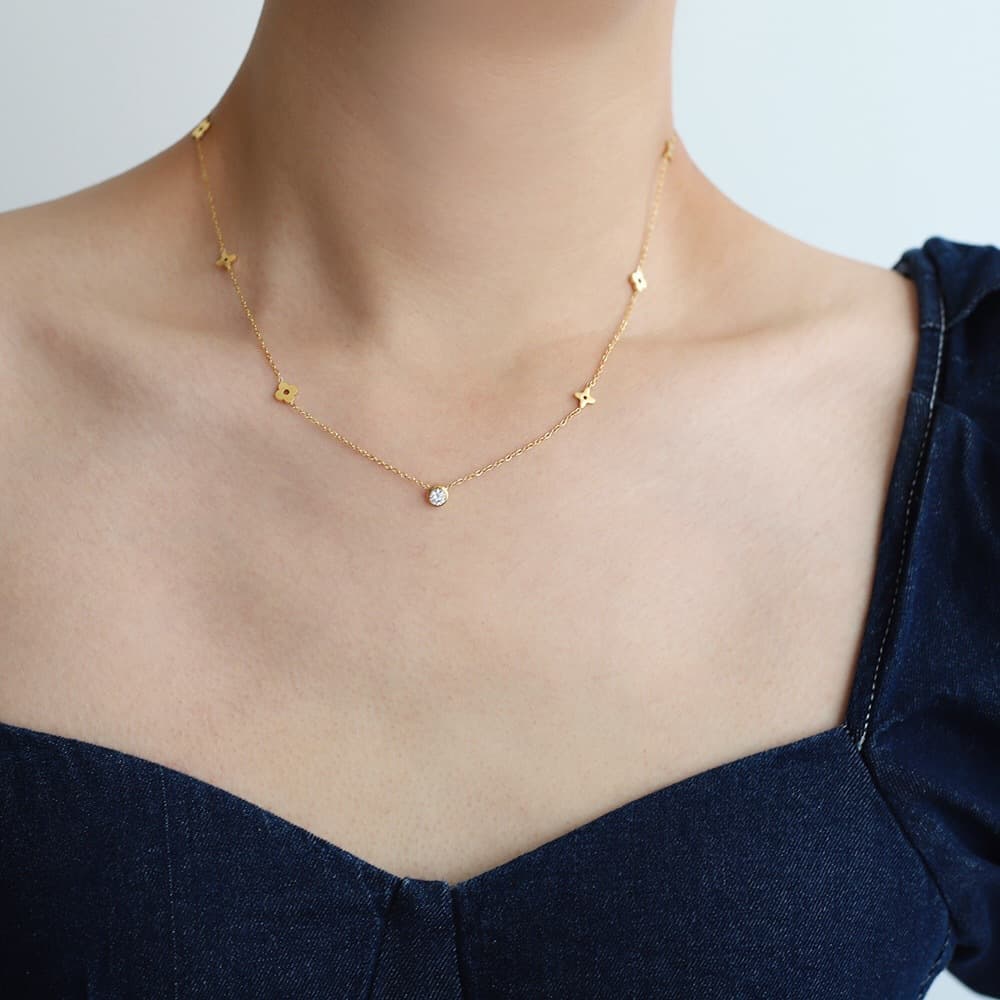 Light luxury flower four leaf clover single diamond necklace clavicle chain titanium steel plated with gold color preservation