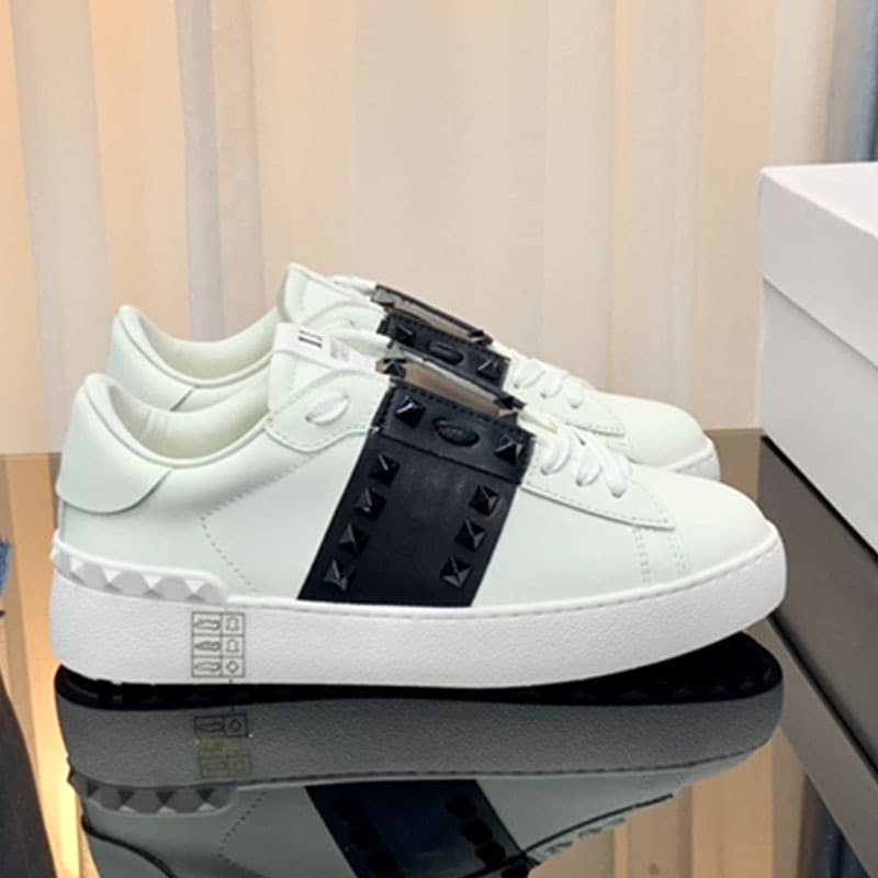 2024 Nouvelles chaussures de sport décontractées V-Home avec rivets, chaussures blanches en cuir véritable, planche de couple à la mode et tendan
