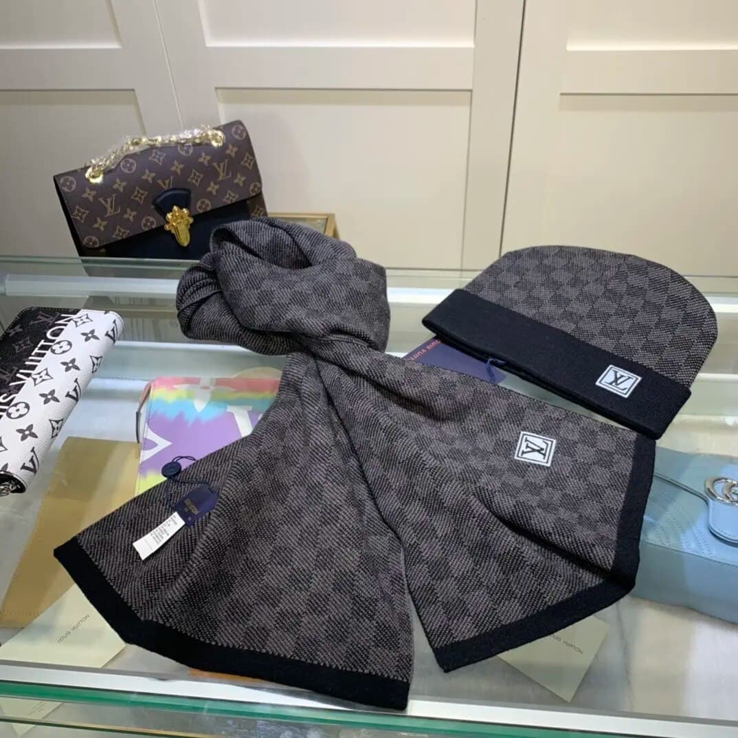 Ensemble bonnet et écharpe Louis Vuitton de qualité, en laine tricotée, pour homme et femme.
