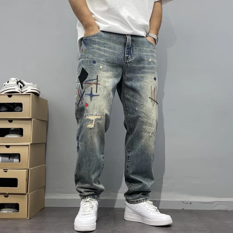 Jean homme décontracté, délavé, à imprimé patchwork tendance et broderie haut de gamme, coupe droite fuselée.