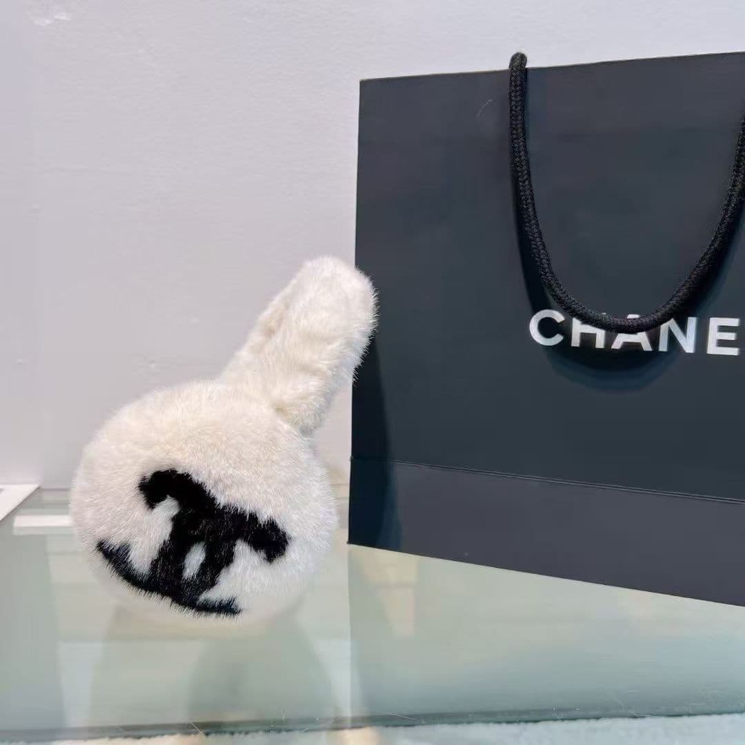 Cache-oreilles/couvre-bras en fourrure de lapin doublée du logo Double C. Un indispensable pour rester au chaud en hiver. Vente directe d'usine.