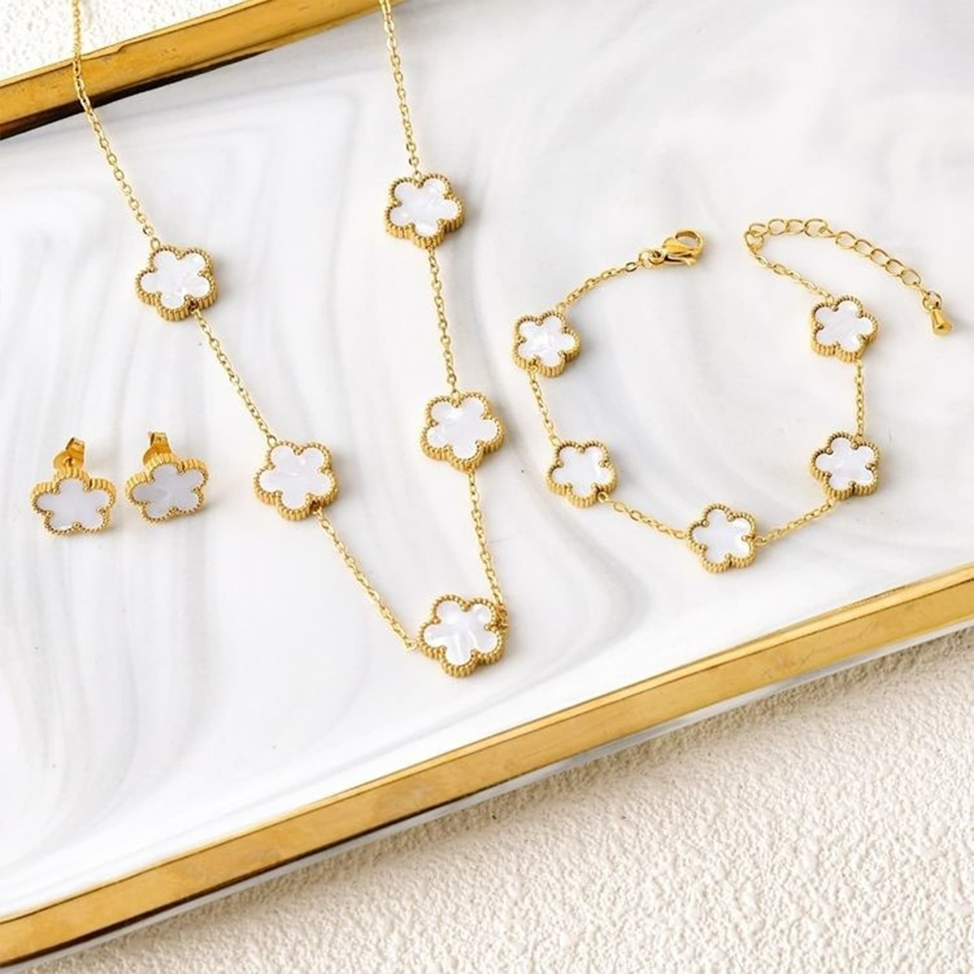 Ensemble de 3 pièces plaqué or 18 carats : collier, boucles d'oreilles et bracelet en forme de fleur à cinq feuilles. Bijou tendance pour femme, i