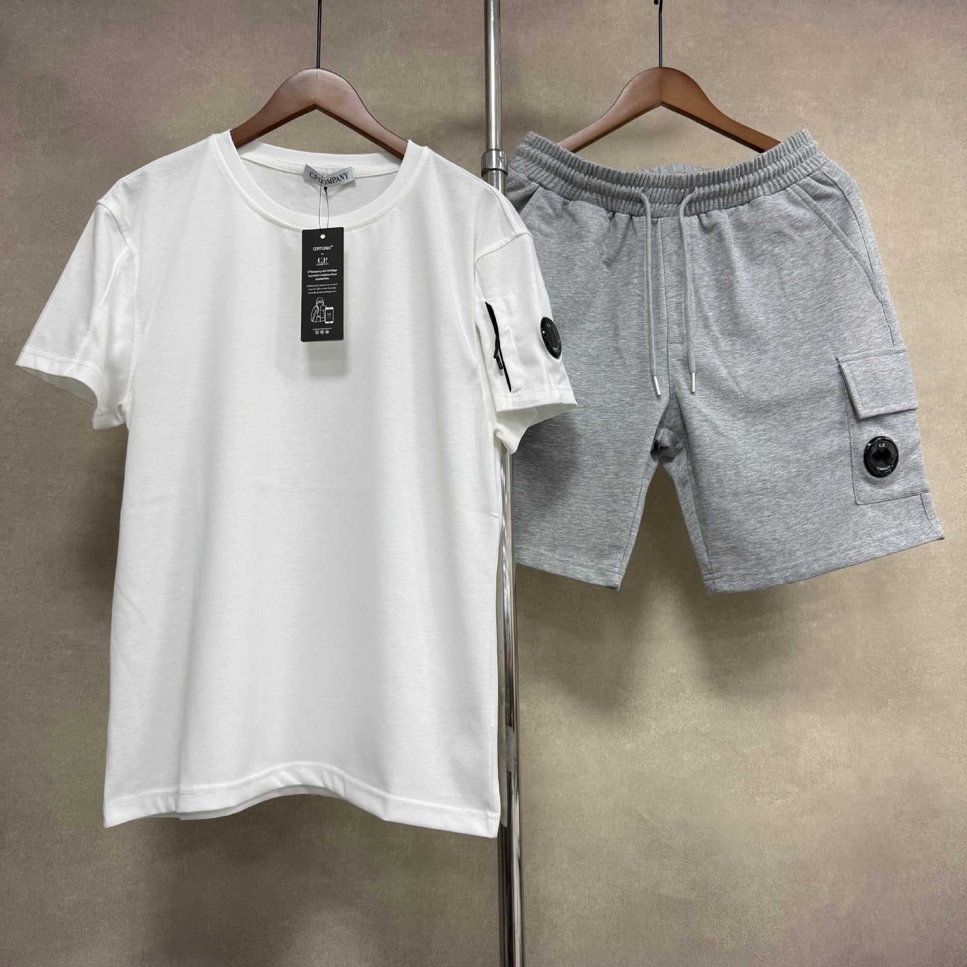 Short CP uni à manches courtes, style basique, avec badge, lentille, cordon de serrage et grande poche.