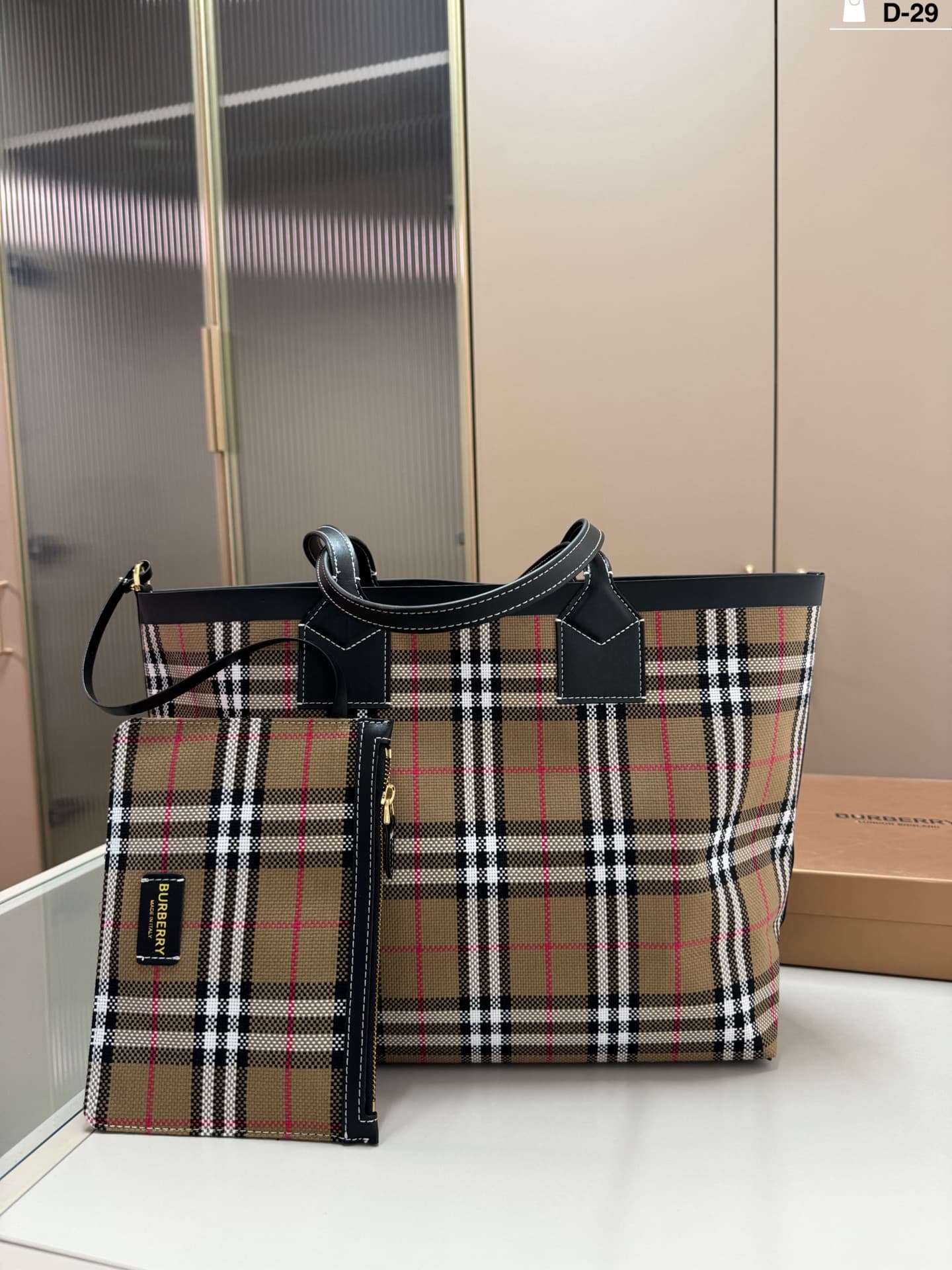 La nouvelle chaîne pour sac à main à carreaux classiques de haute qualité de la marque Light Luxury est parfaite pour les trajets quotidiens.