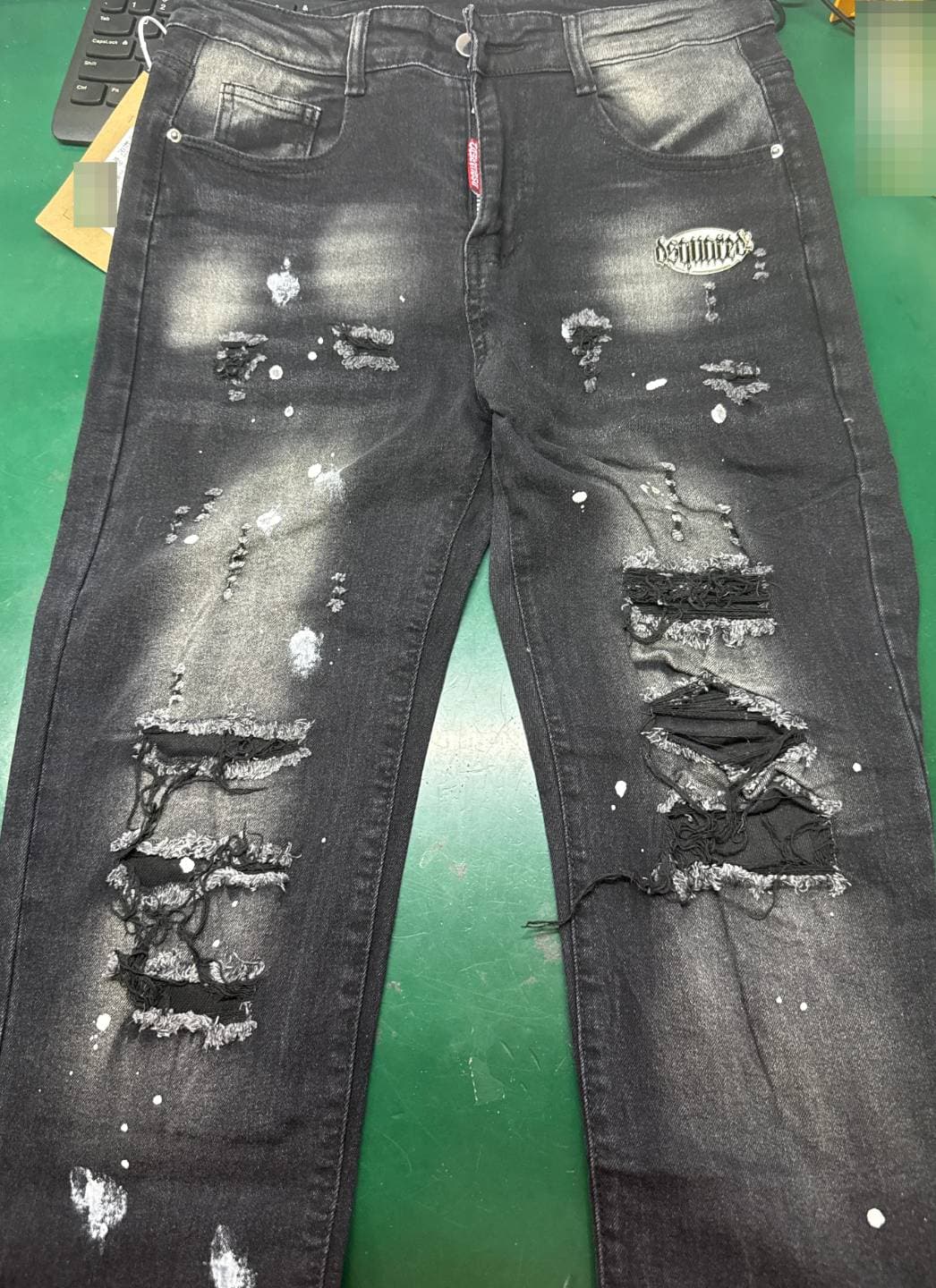 Jean slim pour homme, coupe skinny, patchwork, taille mi-haute, légèrement extensible, avec un motif éclaboussures de peinture déchirées.