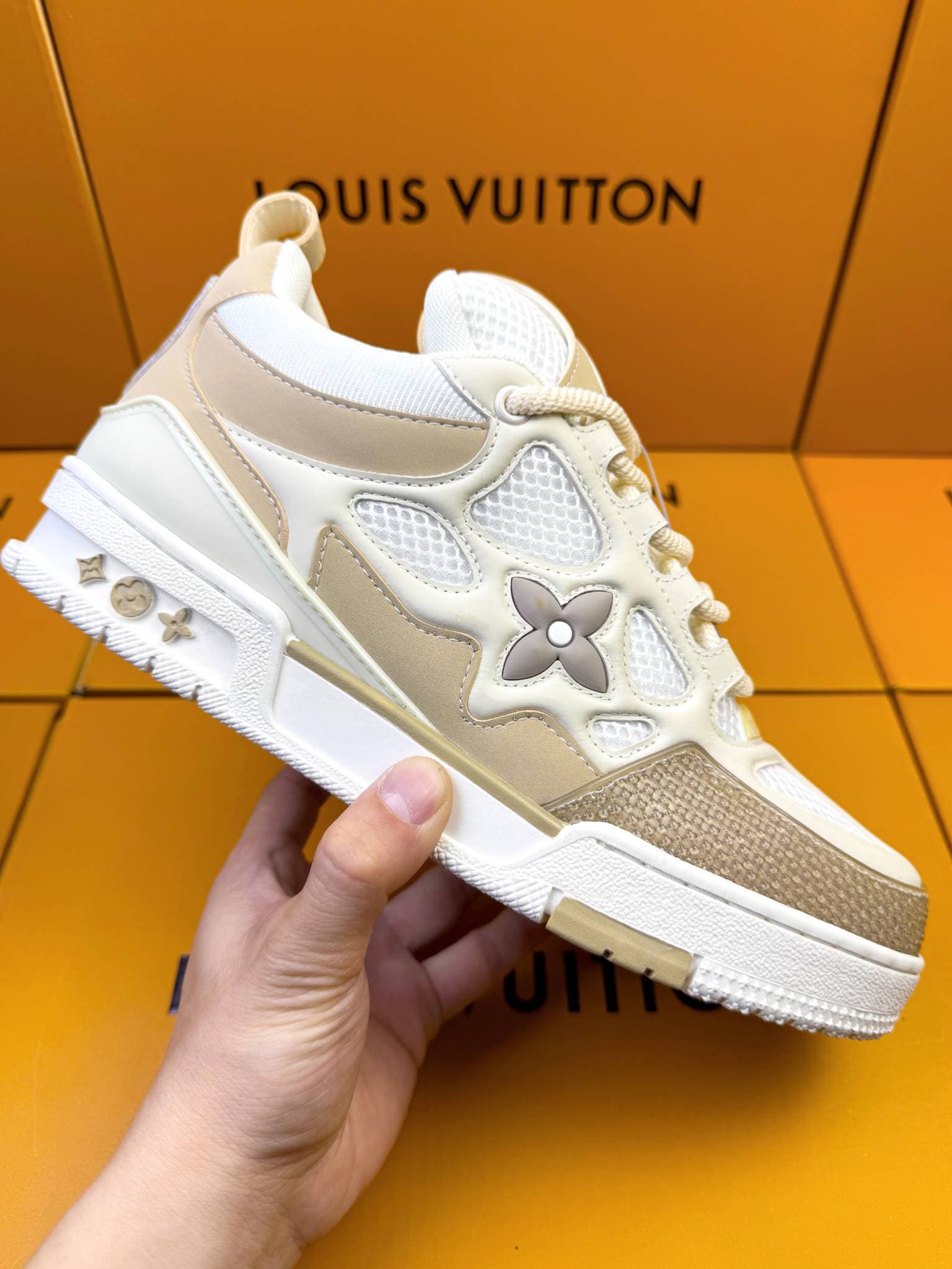 Chaussures de sport en cuir respirant à bout rond, patchwork déstructuré monogrammé, tendance et polyvalentes, à semelle épaisse, pour couples.