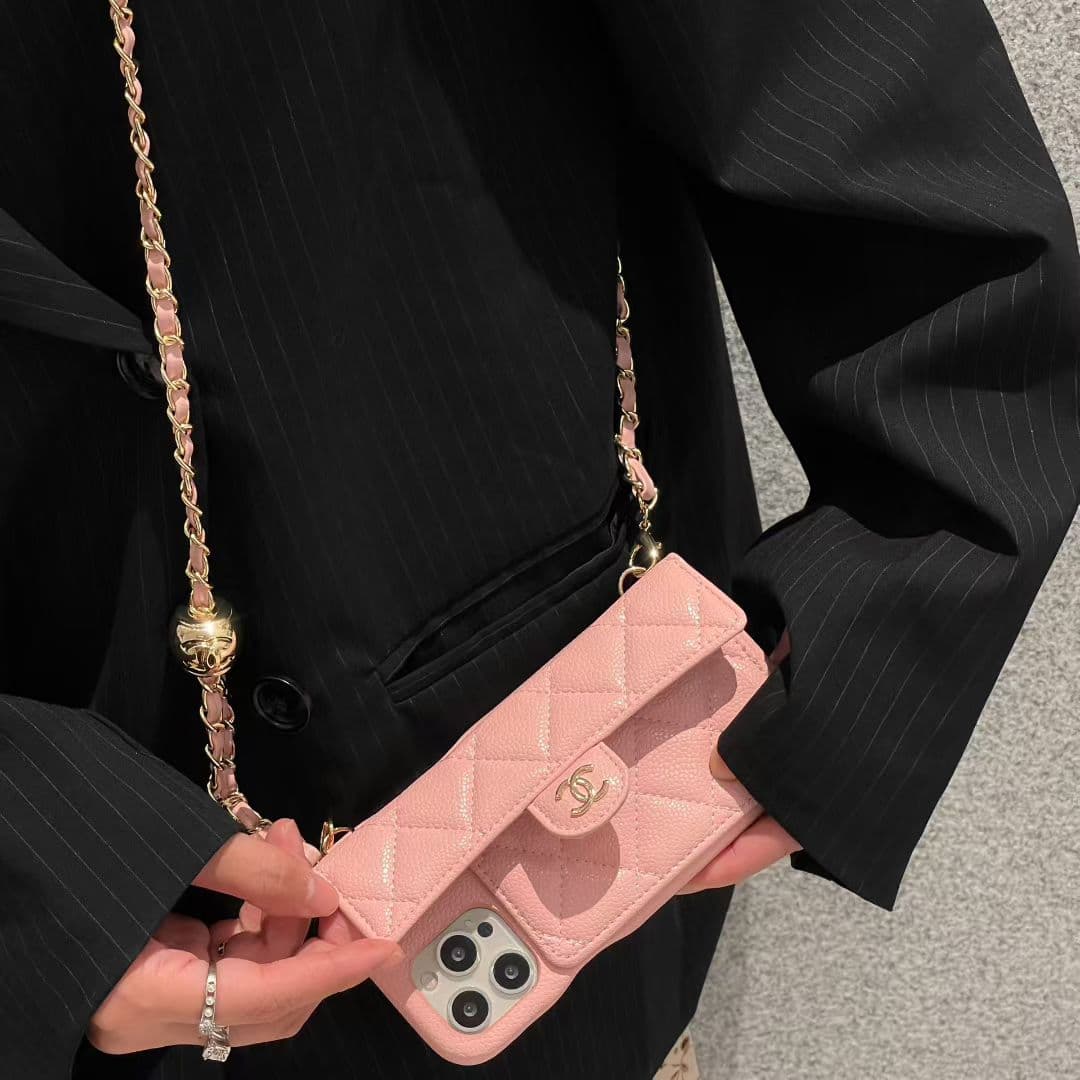 Nouvelle coque matelassée mini Chanel pour iPhone 17, style bandoulière tendance pour femme, compatible avec iPhone 16, 11 et 13 Pro.