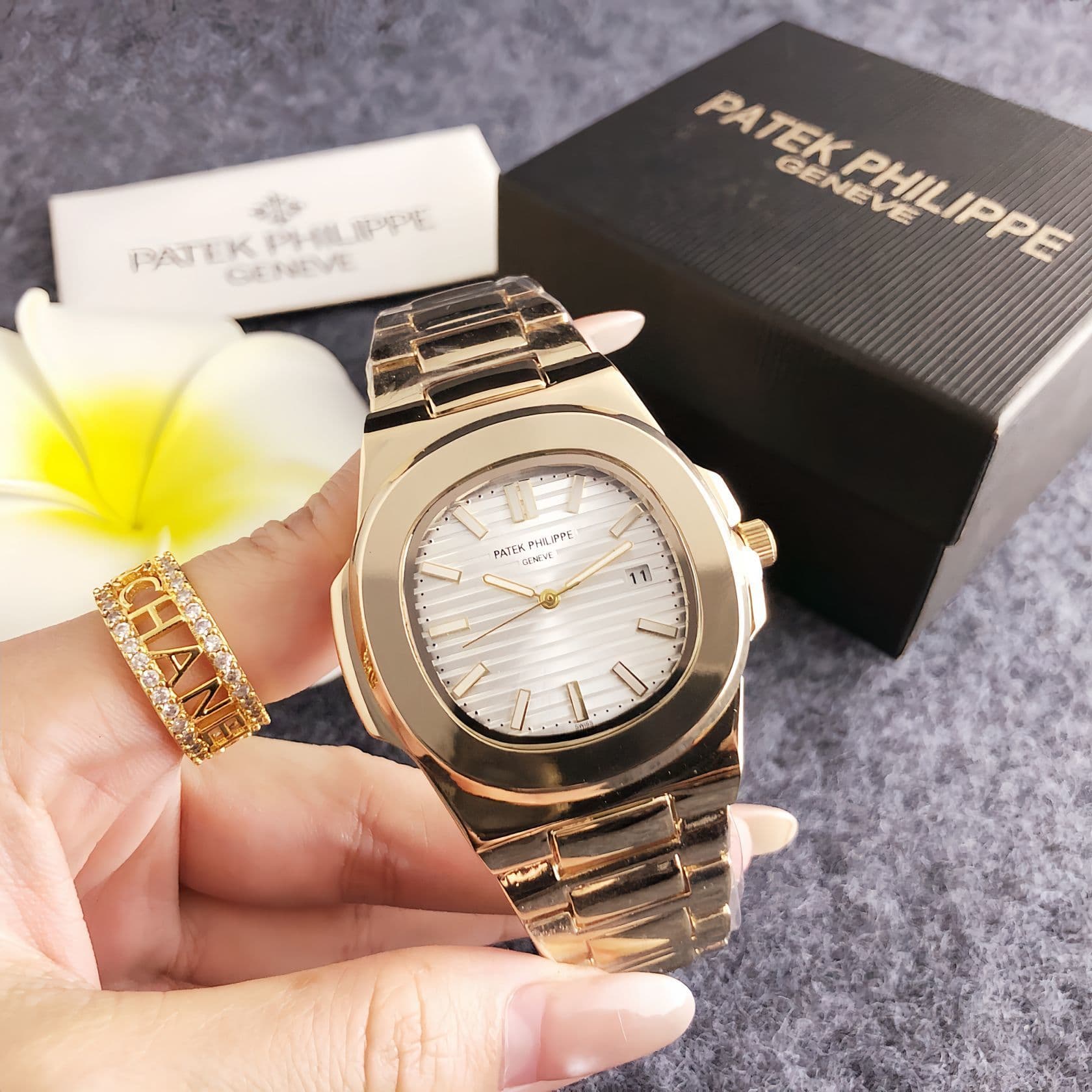 Montre homme tendance, élégante et polyvalente, avec design lumineux, idéale pour un usage professionnel.