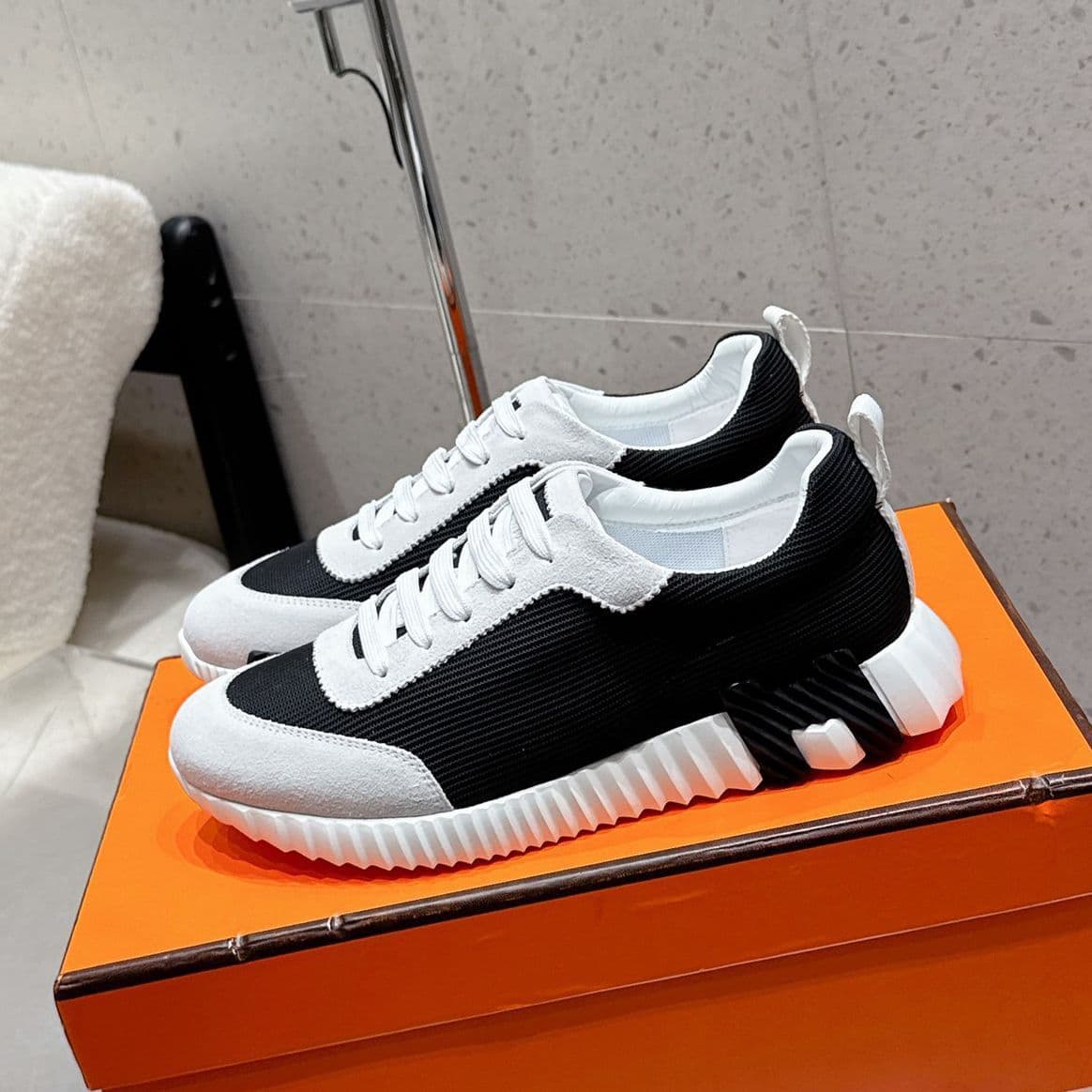 Version cuir de vache ~ Baskets blanches à blocs de couleurs H pour femmes 2025 Nouveau cuir véritable bout rond à lacets plat décontracté coupl