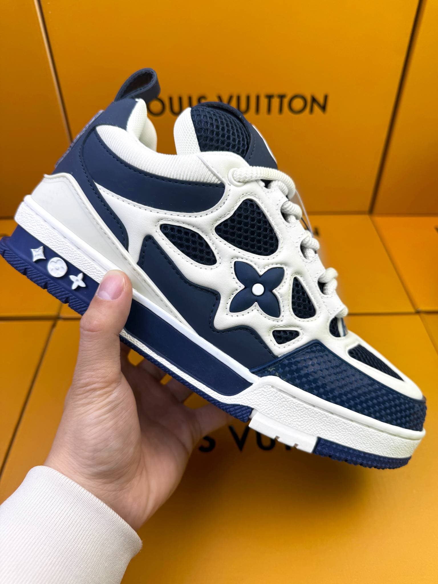 Chaussures de sport en cuir respirant à bout rond, patchwork déstructuré monogrammé, tendance et polyvalentes, à semelle épaisse, pour couples.