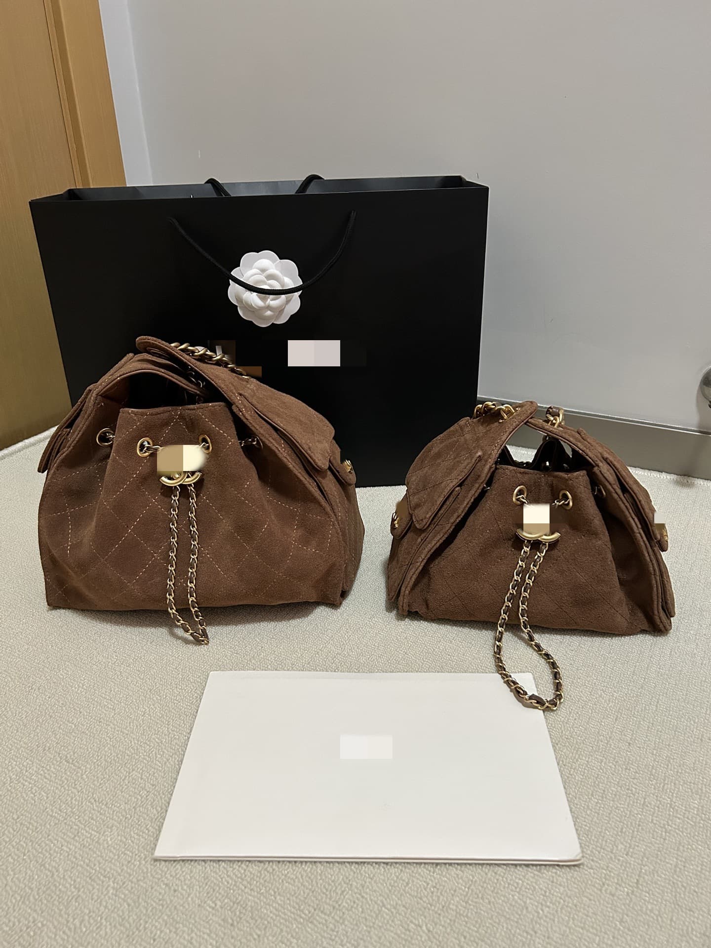 Sac à bandoulière matelassé pour femme avec chaîne de 25 cm et design de niche