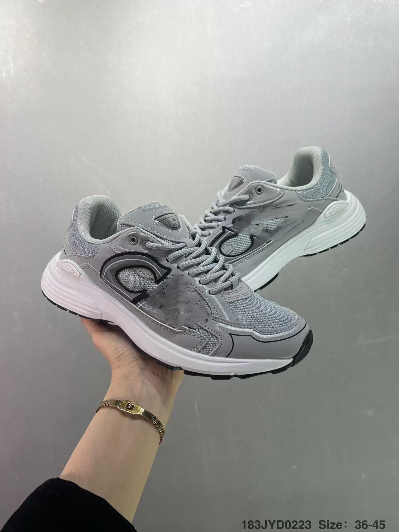 Chaussures de sport basses décontractées à lacets, semelle épaisse et tissu mesh B30, pour hommes et femmes, style « dad shoes ».