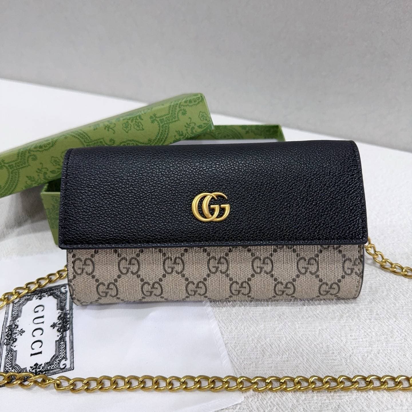 Portefeuille en cuir GUCCI avec logo GG doré, format compact 19,5 x 11 x 4,5 cm, idéal au quotidien et tendance, plusieurs coloris disponibles