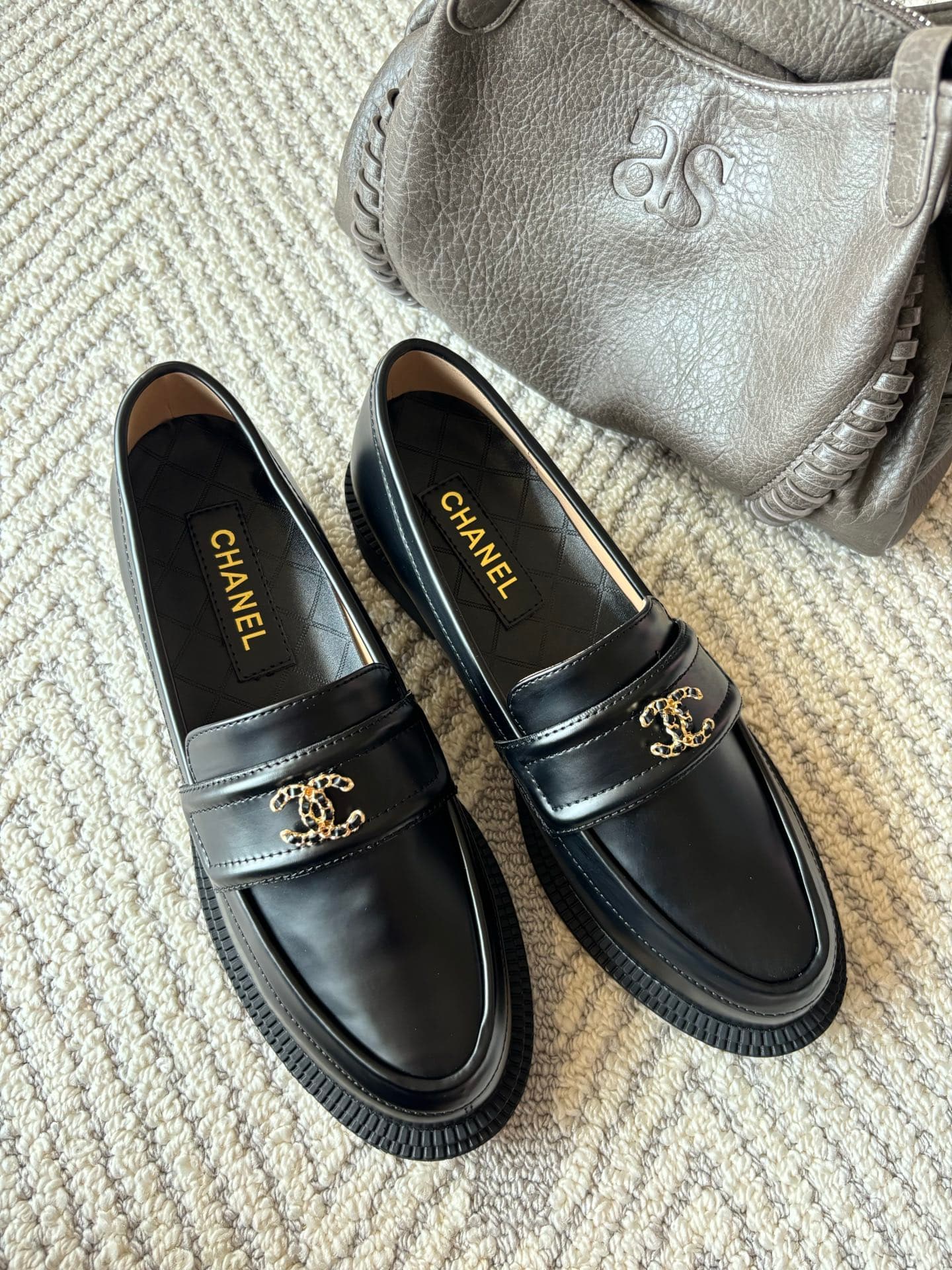Mocassins à plateforme et talon bloc avec logo Turnlock pour femmes, collection 2026