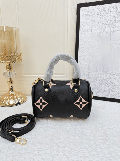 Sac Boston miniature style floral vintage éclectique, idéal pour les jeunes femmes et les débutantes à la recherche d'un luxe léger pour leurs s